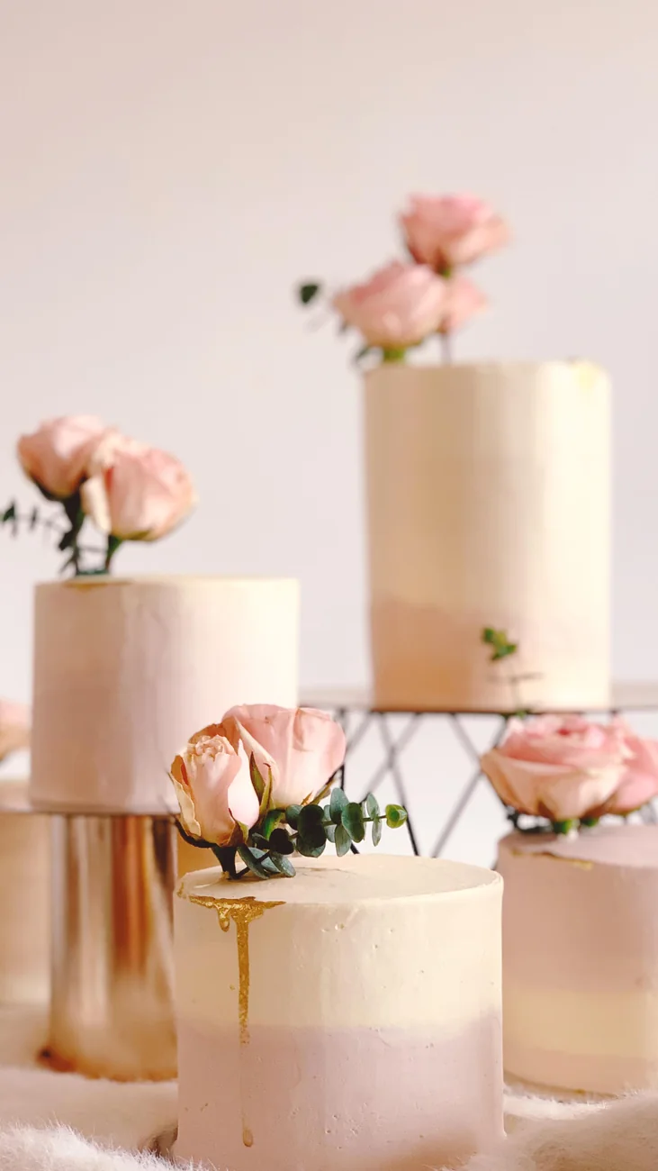 Tortas de boda de Petunia con rosas naturales y goteo de oro