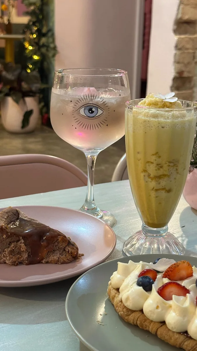 Mesa de café de Petunia con spritz, milkshake de pistacho y tarta vasca