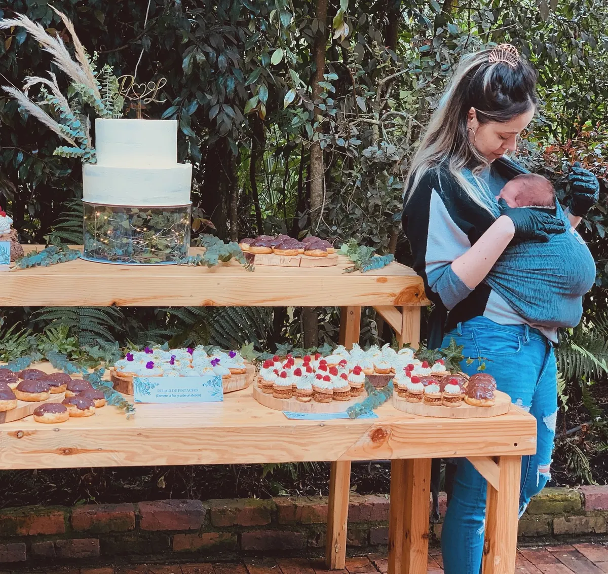 Mesa de postres de Petunia montada para un evento al aire libre