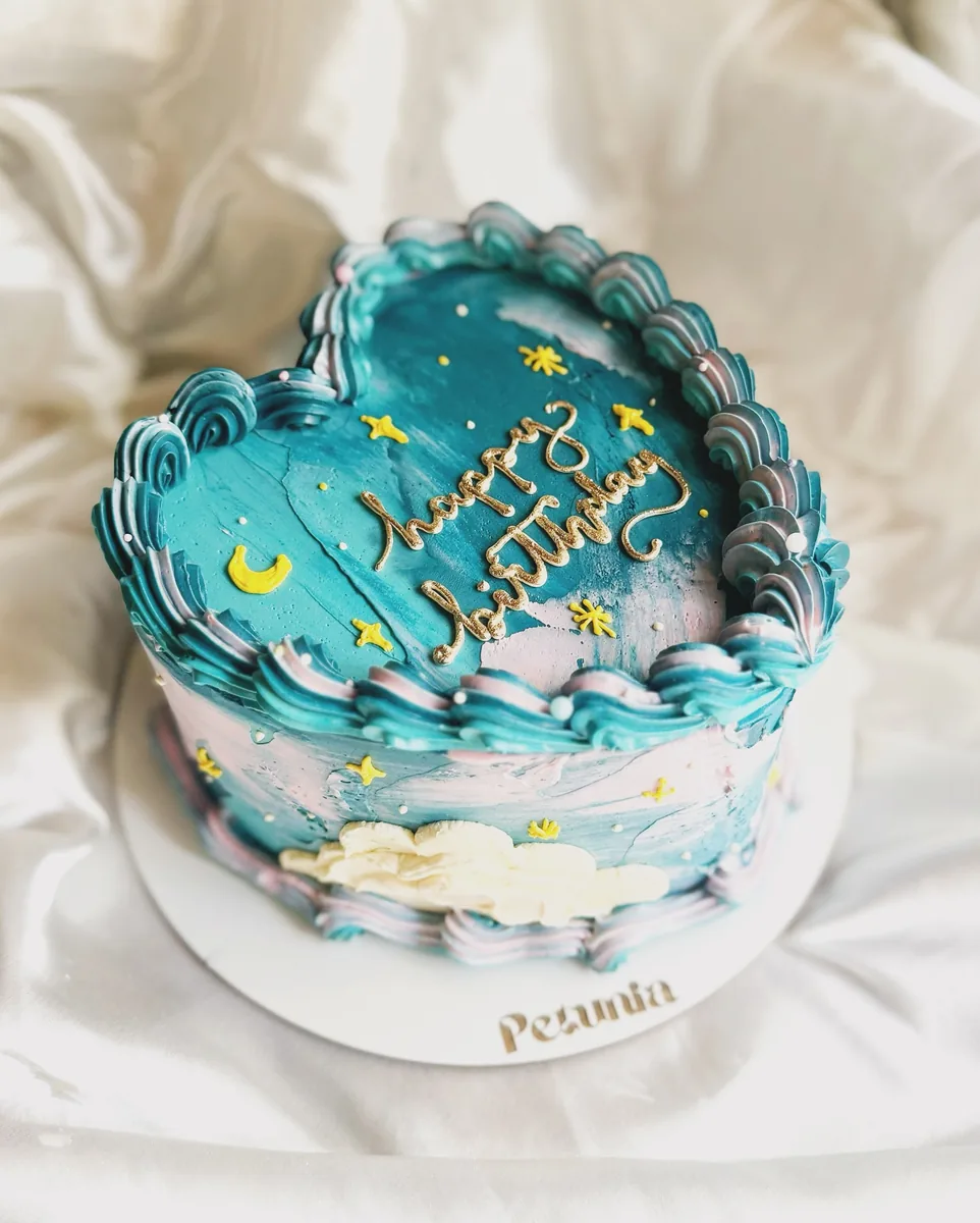 Torta de corazón celestial con nubes, luna y estrellas en crema