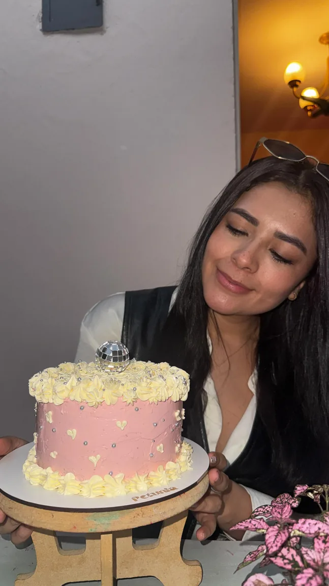 Una torta de corazón de Petunia hecha a mano