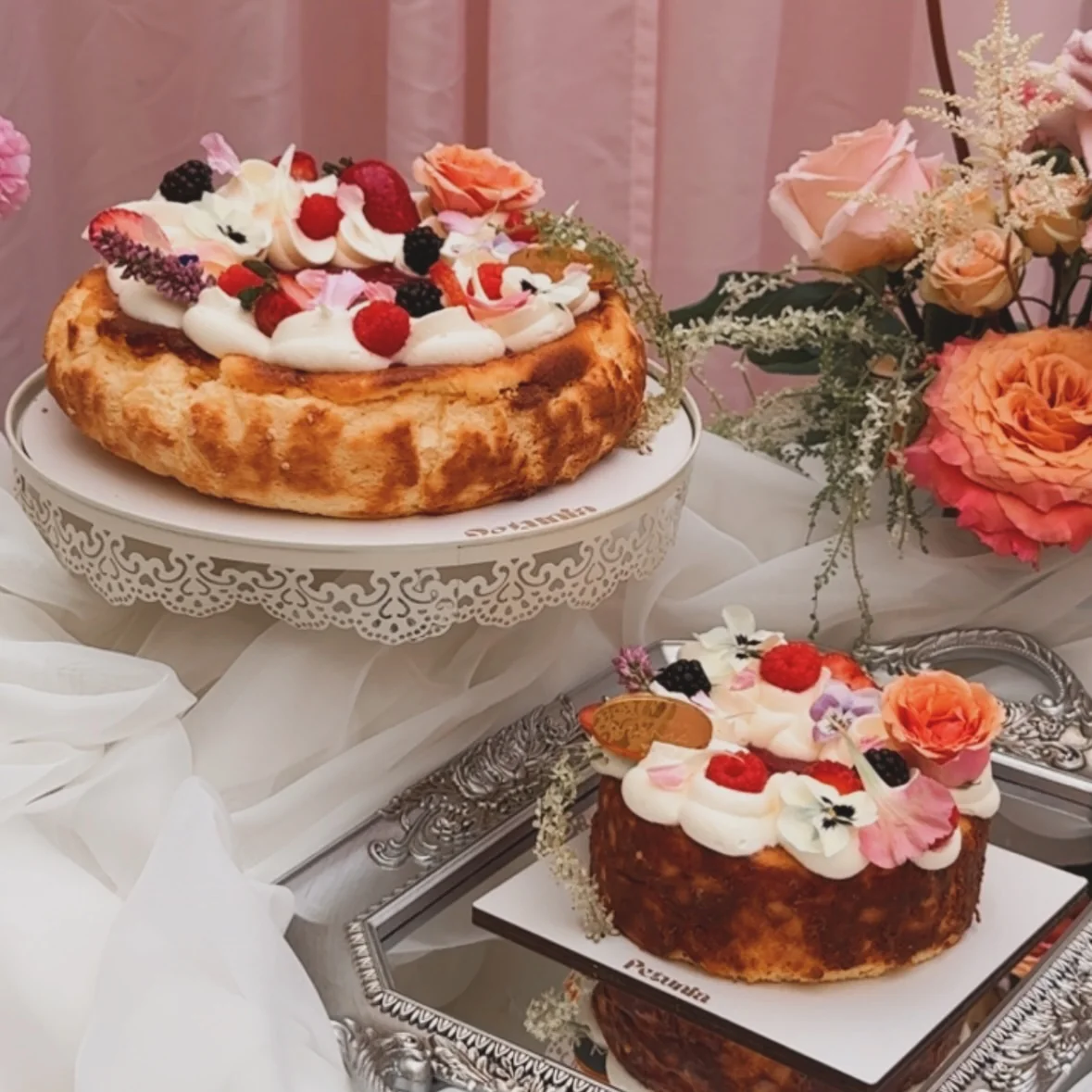 Tartas vascas doradas coronadas con fresas, moras y flores comestibles